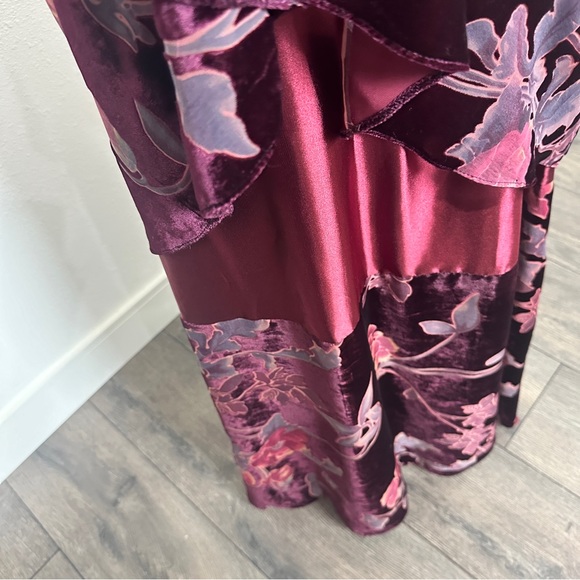 Tahari Arthur S Levine Layered Floral-Print Velvet Gown Size 8 - Picture 8 of 13